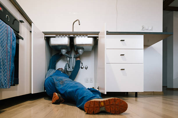 Professional Emergency Plumber technician working in Cartwright, OK
